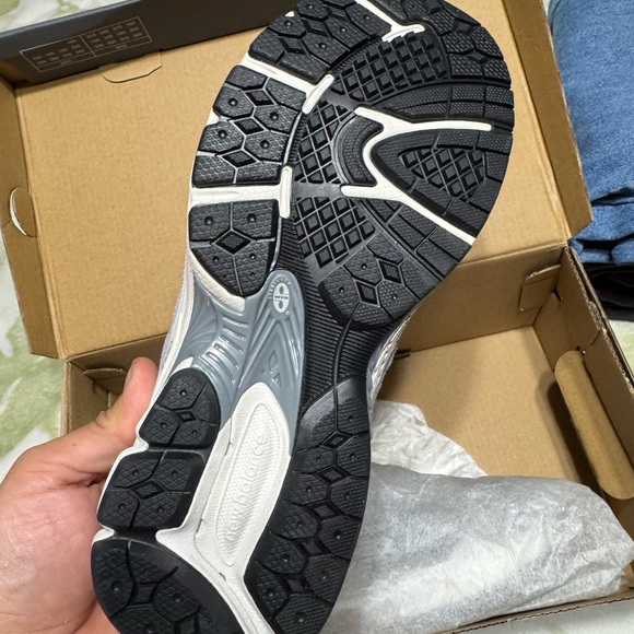 New Balance Gray Box - Picture 2 of 3